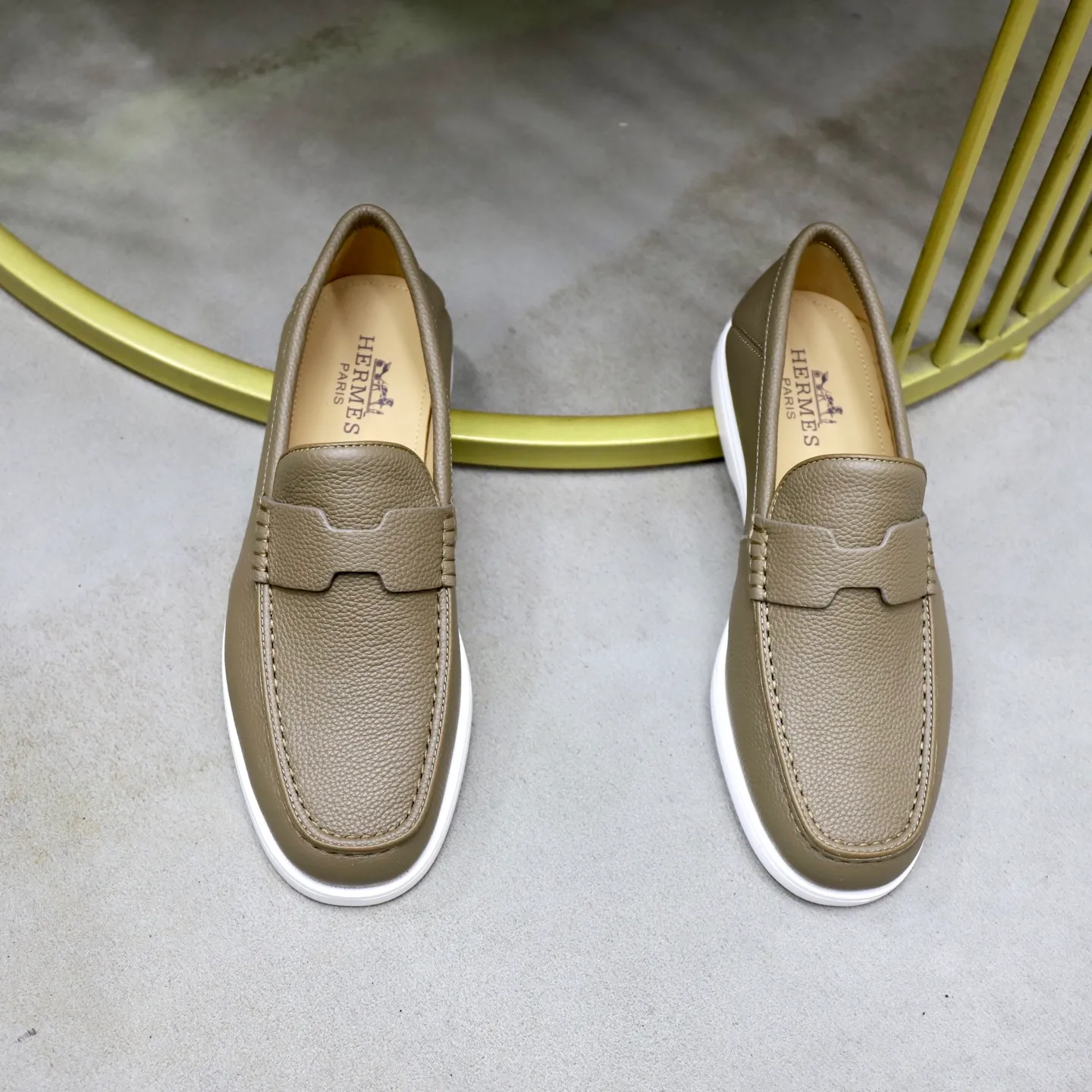 Ex-factory price: 560💰Hermès/Hermès slip-on men's shoes. This shoe is made of imported pebbled cowhide. It has simple and smooth lines and is combined with aerodynamically designed 3CM rubber foam ultra-light soles! Youthful and fashionable, classic H-shaped hardware buckle decoration, calf lining gently wraps the feet, with logo cowhide feet, casual and urban style, highlighting youthful vitality, sports and leisure version, super versatile, code number: 38-39-40-41-42-43-44 standard leather shoe size (45 can be customized but does not support returns)